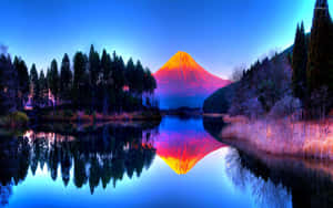 富士山在日落時發光，倒映在平靜的湖面上，周圍有常綠樹。