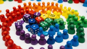 白色背景上遊戲棋子和骰子的彩虹排列。