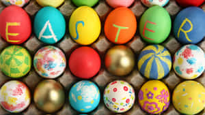 色彩繽紛的手繪復活蛋在紙板托盤上拼出EASTER。