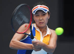 女網球運動員專注擊球。 — 網球 壁紙