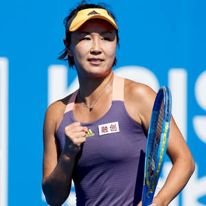 女網球運動員握緊拳頭舉起球拍慶祝勝利。 — 網球 壁紙