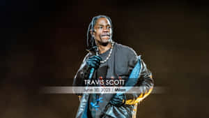 Travis Scott 在米蘭的一場音樂會上表演，穿著黑色皮夾克和手套。