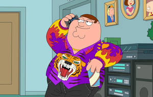 Peter Griffin 穿著虎紋襯衫，在客廳裡拿著電話和飲料。