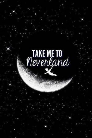 新月帶有文字 take me to neverland 和飛翔的剪影，襯托星空。