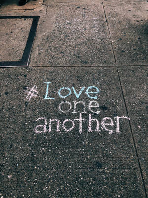 行人路上的粉筆訊息 love one another