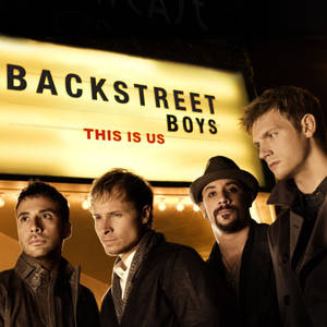 Backstreet Boys 樂團成員夜晚在他們的巡迴招牌下擺姿勢。