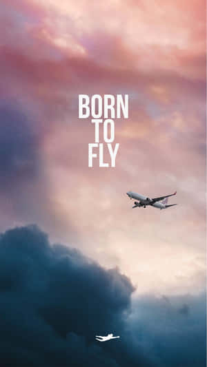 飛機飛過色彩繽紛的雲層，帶有文字 born to fly。 — 天空景觀 壁紙