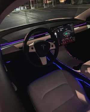 夜間 Tesla 車內帶有紫色氛圍燈。 — 酷車 壁紙