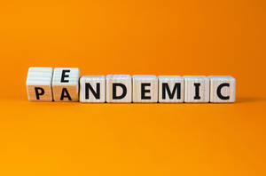 橙色背景上拼出 pandemic 的木塊