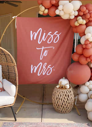 戶外婚禮裝飾，配有氣球拱門和「Miss to Mrs.」橫幅。