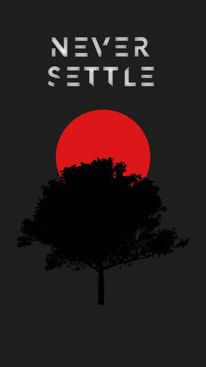 深灰色背景上的黑色樹影，一輪紅日，上方有「NEVER SETTLE」文字。