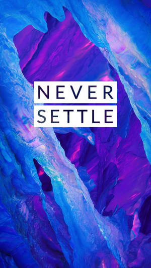 帶有 never settle 文字的抽象藍色和紫色波浪。 — Cavetown 壁紙