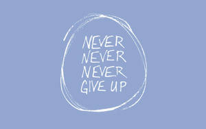 藍色背景上的圓圈內以白色文字寫著勵志名言 never never never give up。