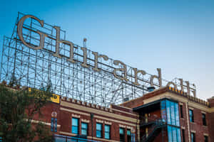 Ghirardelli 標誌位於磚建築頂部，以藍天為背景。