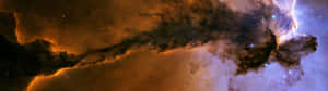 深空中帶有橙色和藍色雲彩以及散落星星的彩色星雲。