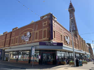 紅磚 Vegas Diner，背景係 Blackpool Tower，喺晴朗嘅日子。