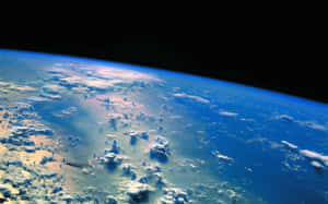 從太空看到的地球，有藍色海洋、白色雲層和黑色天空 — 行星 壁紙