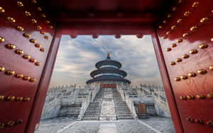 紅門框住了多層雄偉寺廟，石階在陰天天空下。 — 廟宇 壁紙