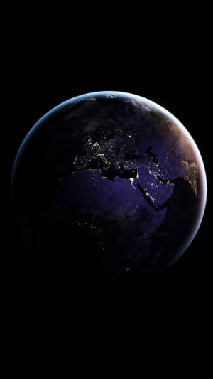 從太空看到的地球，夜晚城市燈光閃爍。 — 行星 壁紙