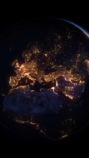 從太空看到的地球夜景，顯示歐洲和非洲上空閃爍的城市燈光。 — 行星 壁紙