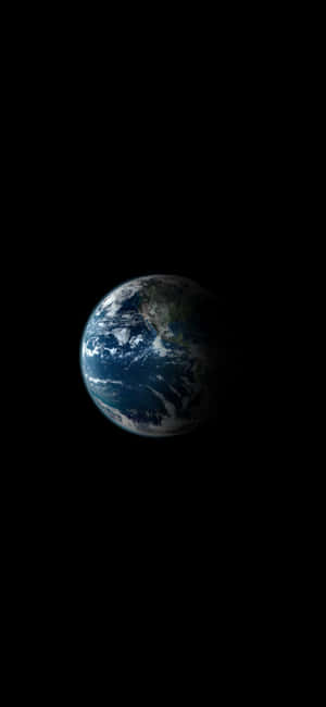 從太空看到的地球，海洋、雲層和陸地在黑暗中清晰可見。 — OnePlus 13 壁紙