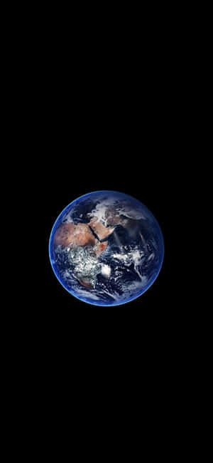 從太空看到的地球，藍色海洋、棕色陸地與白色雲朵映襯在黑色背景上 — Galaxy Note 壁紙