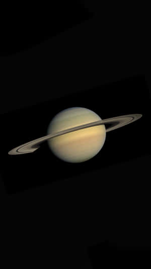 土星在太空黑暗中發光的光環