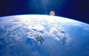太空站繞地球運行，陽光和雲層圖案清晰可見。