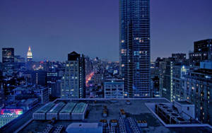 夜間城市景觀，有燈火通明的摩天大樓和屋頂設備。 — 天空景觀 壁紙