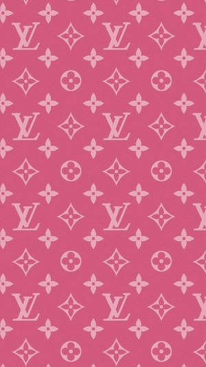 粉紅色 Louis Vuitton 字母組合圖案牆紙，帶有重複的標誌和花卉圖案。
