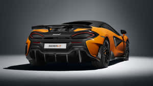 橙色McLaren 600LT跑車在工作室燈光下的後視圖。 — 5120x2880 壁紙