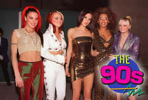 五位時尚女性穿著90年代時尚，與「THE 90s」標誌合影。