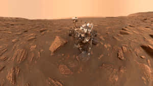 探測車在橙色天空下探索岩石火星地形