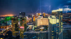 夜間拉斯維加斯天際線，閃電在發光的建築物上閃爍。
