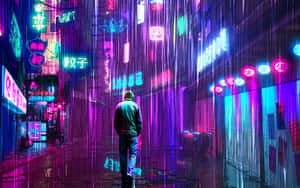 夜晚在霓虹燈照亮的雨巷中行走的人