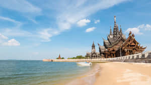 沙灘上的木造寺廟，有海洋和天空 — 海洋 壁紙