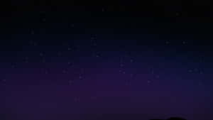 遙遠地平線上方佈滿星星的深紫色夜空。 — 夜空 壁紙