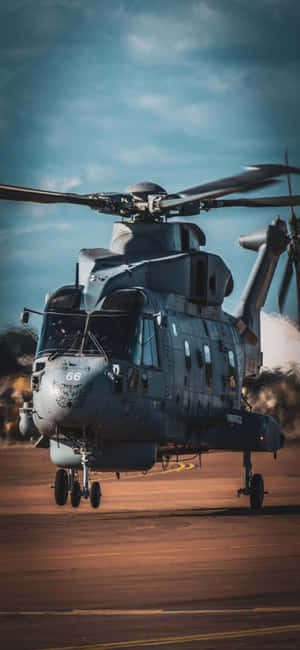 黃昏時分，軍用直升機在停機坪上旋轉槳葉。 — 天空景觀 壁紙