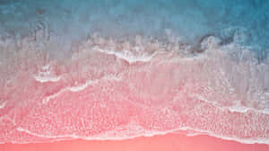 粉紅色沙灘，碧綠色的海浪從海洋中翻滾而來。 — 熱粉紅美學 壁紙