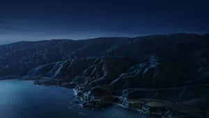 星空下的夜間海岸山路