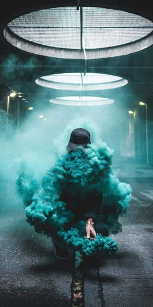 在黑暗城市隧道的圓形天窗下，身處藍綠色煙霧中的人。 — 藍色煙霧 壁紙