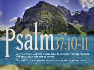 聖經詩篇37:10-11覆蓋在山湖景觀上。