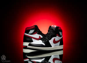 黑、白、紅色的 Air Jordan 1 運動鞋在反光表面上，配以紅色燈光。