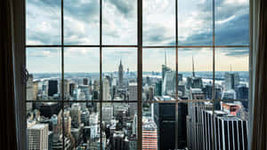 多雲天氣下透過格窗觀賞紐約市天際線的景色。 — 紐約市 壁紙