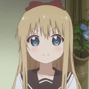 金髮藍眼的動漫女孩穿著校服微笑。 — 粉紅動漫美學 壁紙