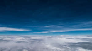 從上方俯瞰，在清澈藍天下無盡的雲層。 — 天空景觀 壁紙