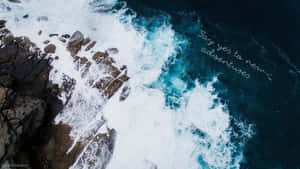 海浪拍打黑暗懸崖，文字寫著對新冒險說「是」 — 5120x2880 壁紙