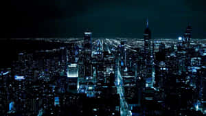 從高空俯瞰夜晚的城市，高樓大廈和明亮的街道閃爍著光芒。 — 夜景城市 壁紙
