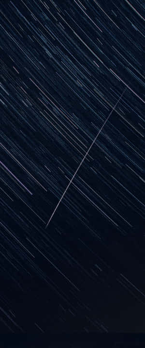 星軌在長時間曝光照片中對角線橫跨黑暗夜空。