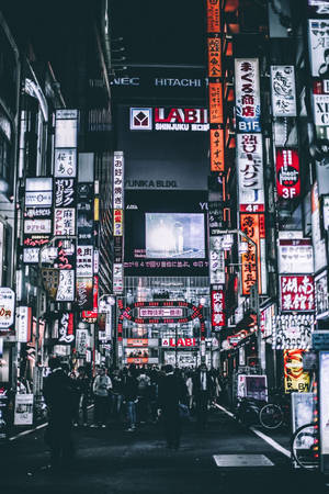 霓虹燈閃爍的東京夜晚街道，人群和高聳的招牌。